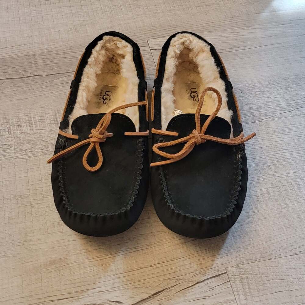 UGG Australia Dakota S/N 5612 Women's Black Suede Sheepskin Moccasin Slippers